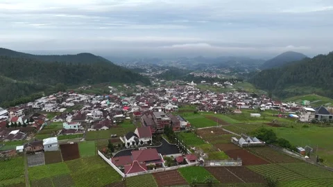 Panoramic view of Mount Lawu volcano 스톡 동영상 332539125