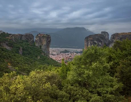 Panoramic view of Mount Meteor and the religious monastery of Greece with unu Stock Photos