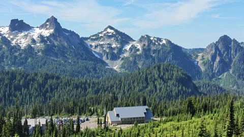 Panoramic view of mountain lodge and parking lot in Washington state Stock-Footage 338418864