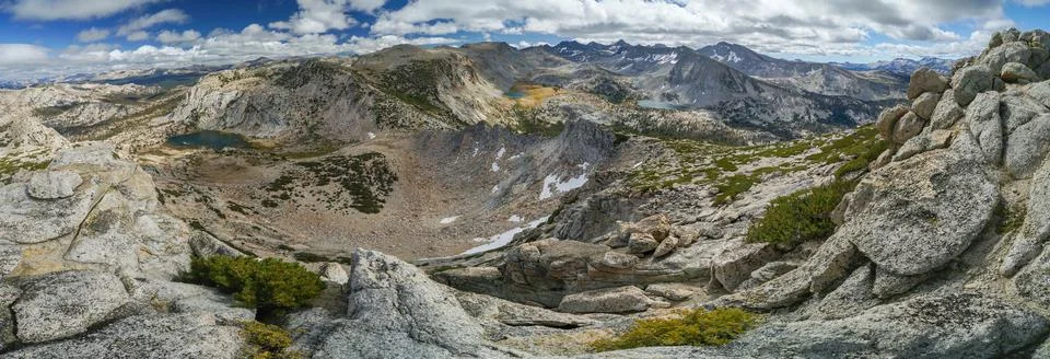 A panoramic view of a mountain range with a large crater in the middle Foto stock