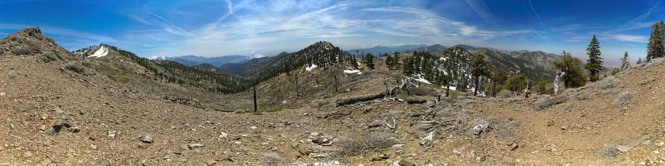 A panoramic view of a mountain range with snow on the tops Foto stock