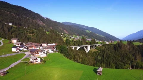 Panoramic View of Mountainous Village with Stone Bridge in Austrian Alps Video stock 342515677
