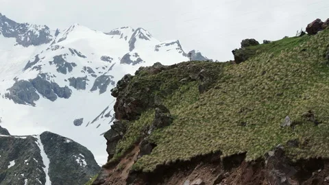 Panoramic view mountains and cable car Vidéo 163376491