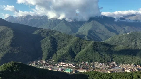 Panoramic view of the mountains and the city valley at the Red Glade in Sochi Vidéo 150722385