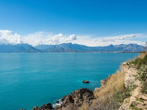 Panoramic view of the mountains and clear sea on a sunny day with a clear blu Foto stock