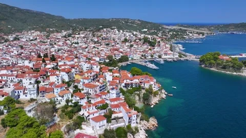 Panoramic view of the old harbor and town of Skiathos island Video stock 262559251