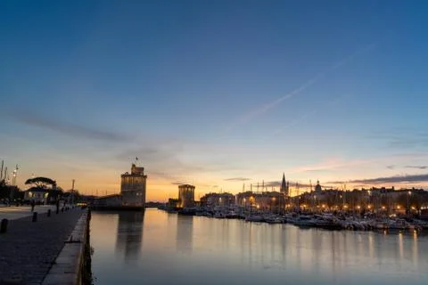 Panoramic view of the old harbor of La Rochelle at blue hour Foto stock