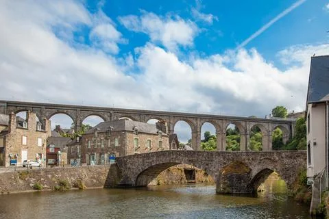 Panoramic view of old stone bridge and historical medieval houses reflectin.. Stock Photos