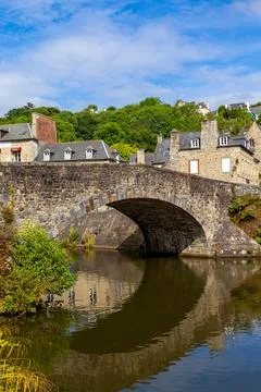 Panoramic view of old stone bridge and historical medieval houses reflectin.. Foto stock
