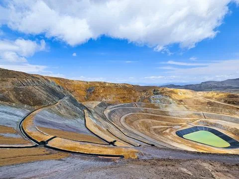 Panoramic view of an open pit mine with a lagoon Foto stock