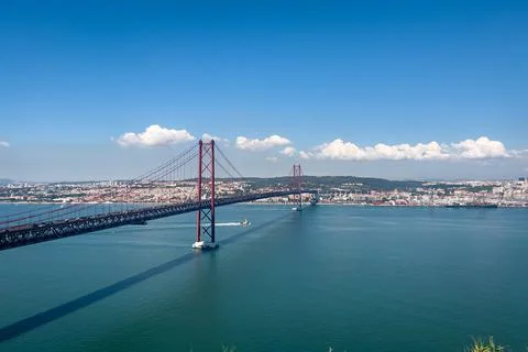 Panoramic view over the 25th april bridge in Lisbon Foto stock