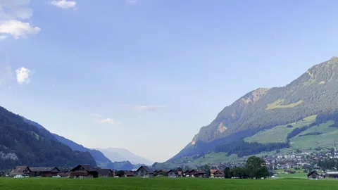Panoramic View over City of Lungern and Lake Lungern with Mountain Vídeos de archivo 264476282