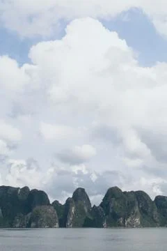 Panoramic view over limestone mountains in Halong Bay, Vietnam Foto stock