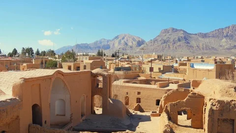 Panoramic view over the old city of Kharanaq, Yazd Province, Iran Vídeo Stock 111305603