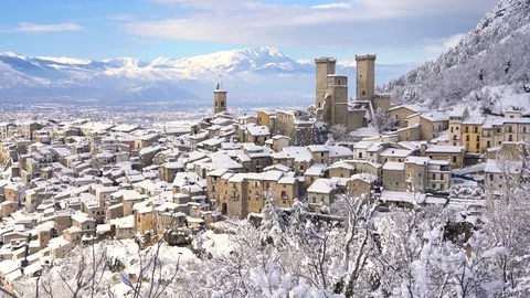 Panoramic view of Pacentro covered in snow during winter season. Abruzzo, Italy. 库存影片 110759596