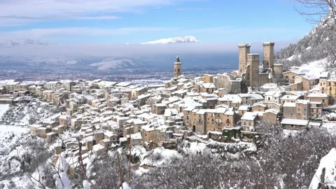 Panoramic view of Pacentro covered in snow during winter season. Abruzzo, Italy. 库存影片 232326963