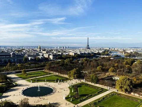 Panoramic view of Paris featuring the Eiffel Tower and green park landscape Fotos de archivo