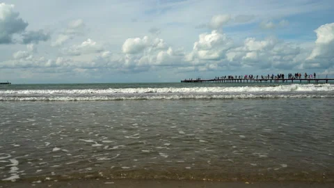 Panoramic view of people walking along the pier Vidéo 143246573