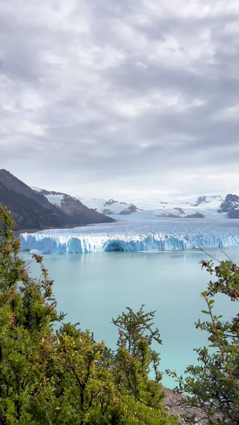 Panoramic view of Perito Moreno Glacier with turquoise lake water Vidéo 341616026