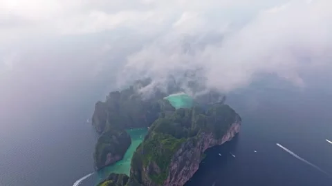 Panoramic view of Phi Phi Lee, Maya Bay beach and Phi Leh Bay Vídeos de archivo 303358233