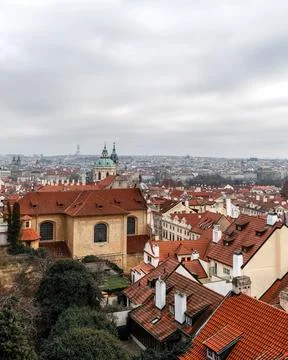 Panoramic view on Prague Historical Gothic Medieval castle and church compl.. Foto stock