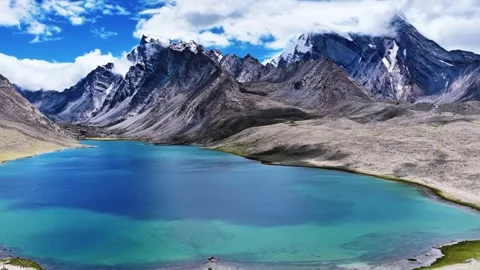 Panoramic View of a Pristine High Altitude Mountain Lake Tibet China 動画素材 346737649