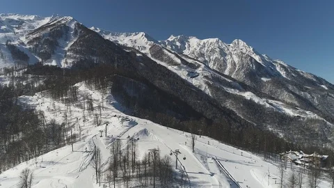 Panoramic view from the quadrocopter to the snow-capped mountains. Vidéo 100220933