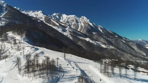 Panoramic view from the quadrocopter to the snow-capped mountains. Vidéo 100221094