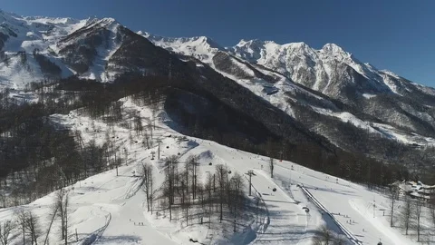 Panoramic view from the quadrocopter to the snow-capped mountains. Vidéo 100221109