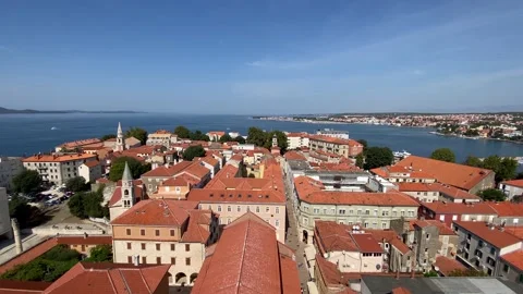 Panoramic view of the red tile rooftops of old town Zadar Vidéo 160759841