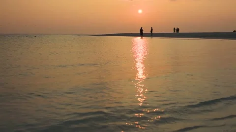 Panoramic view of remote tropical beach at sunset Vídeo Stock 194552599