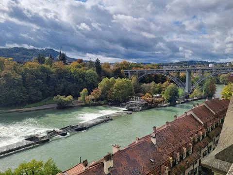 Panoramic view of the river and bridge with rooftops Foto stock