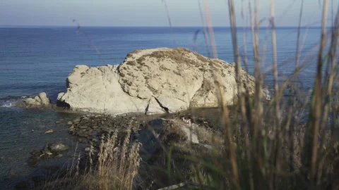 Panoramic view of the rock on the beach of the Baia di Trentova in Agropoli Video stock 278883434