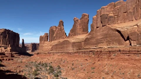 Panoramic view of the rock formations of Park Avenue in Arches National Park 스톡 동영상 192055946
