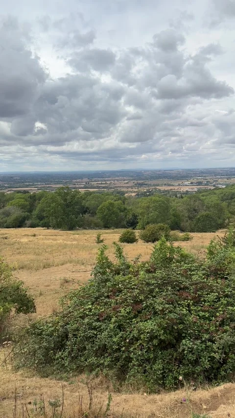 Panoramic View of Rolling Hills and Rural Valley from Cotswold Way Vidéo 342637554