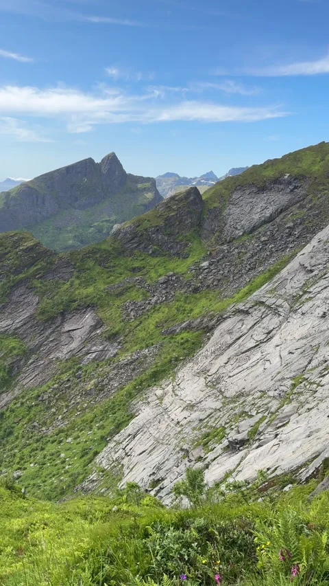 Panoramic view of the rugged mountain peaks surrounding Reinebringen summit  Vídeo Stock 334778649