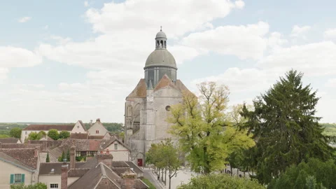 Panoramic View of Saint Quiriace Collegiate Church and Historic Rooftops in Prov Vídeo Stock 340636049