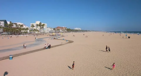 Panoramic View of Santa Monica State Beach and Pedestrian Paths Vídeo Stock 334442267