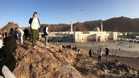 Panoramic View of Sayyid Al-Shuhada Mosque from Mount Uhud Vídeo Stock 329056162