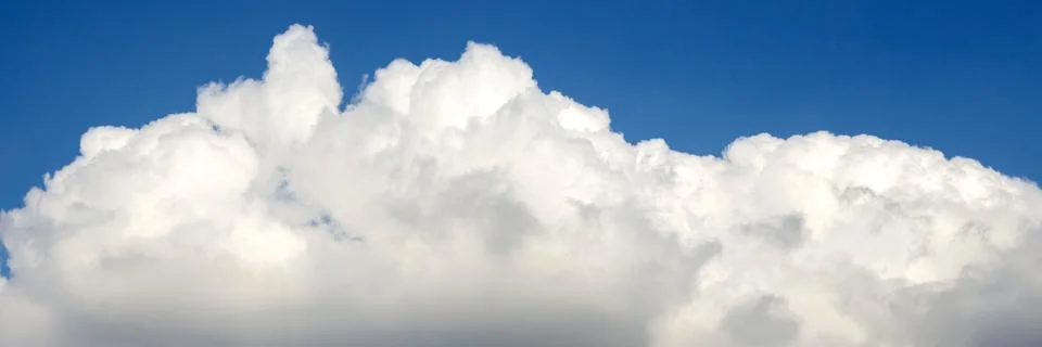 A panoramic view of scattered white clouds against a blue sky Stock-Fotos