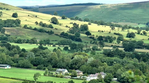 Panoramic view of scenic Peak District village. Vídeos de archivo 53414261