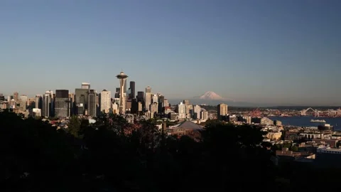 Panoramic View Of Seattle Skyline With Mount Rainier In Background At Sunset 스톡 동영상 167738125