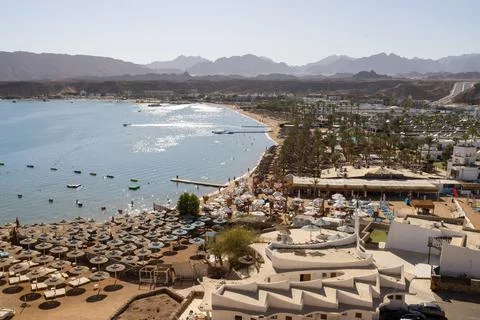 Panoramic view of Sharm El Sheikh Egypt beach resort with parasols sun loun.. Stock-Fotos