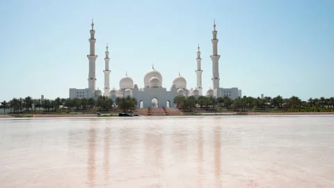 Panoramic view of Sheikh Zayed Grand Mosque in Abu Dhabi, United Arab Emirate Stock Footage 154138987