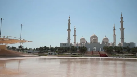 Panoramic view of Sheikh Zayed Grand Mosque in Abu Dhabi, United Arab Emirate Stock Footage 154139003