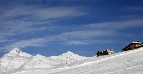 Panoramic view on ski slope and hotels in winter mountains Foto stock