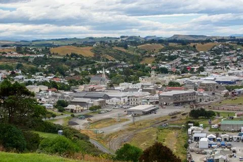 Panoramic View of a Small Town Surrounded by Hills Foto stock