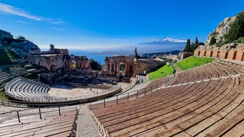Panoramic view of snow capped Mount Etna volcano on a sunny day seen from t.. Foto stock