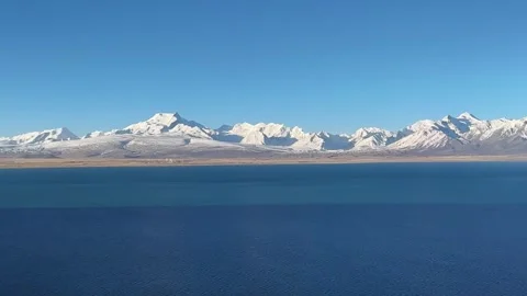 Panoramic view of snow capped mountains and deep blue lake in Tibet China Video stock 333428661