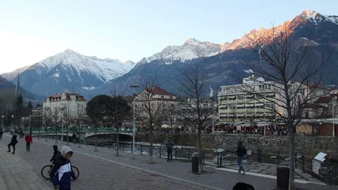 Panoramic view on the snow-covered alps and on a Christmas market Video stock 99933507